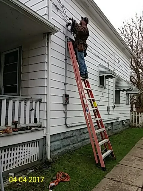 Licensed electrician providing circuit breaker repair in ,