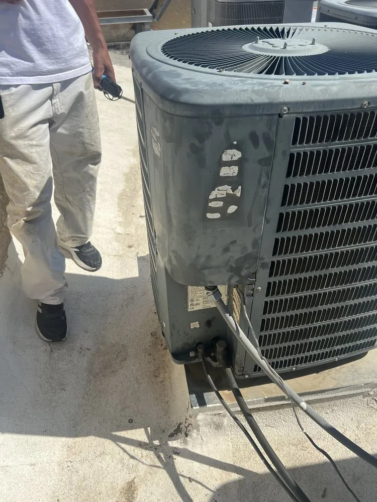 Certified electrician providing circuit breaker repair in , 