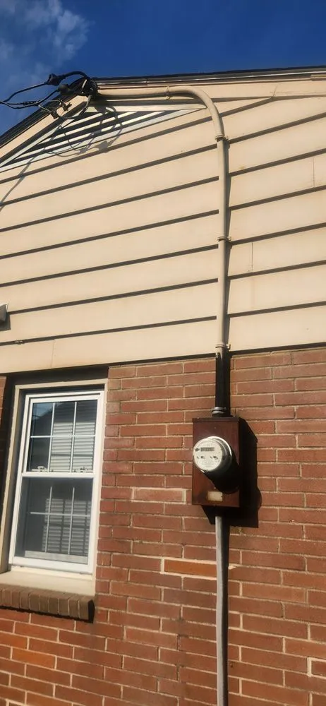 Trusted electrician providing emergency electrical service in , 