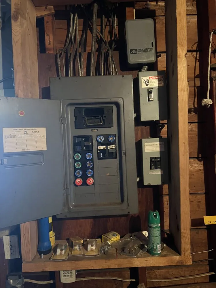 Slide of Jaden Dominski Electrician