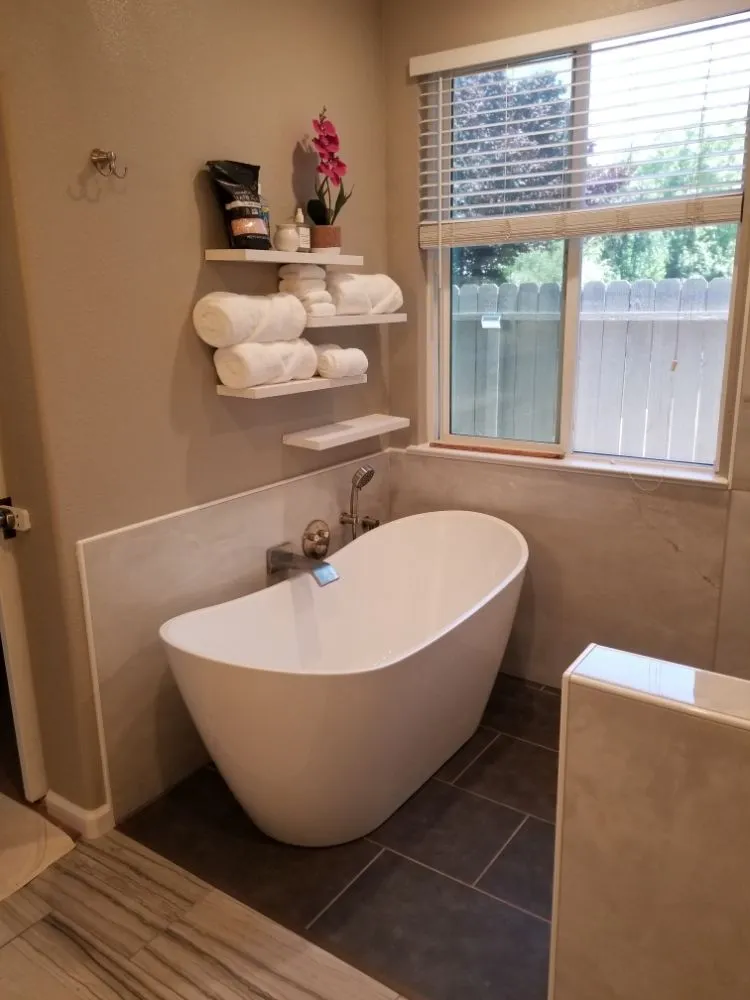 Emergency electrician providing electrical repair in , 