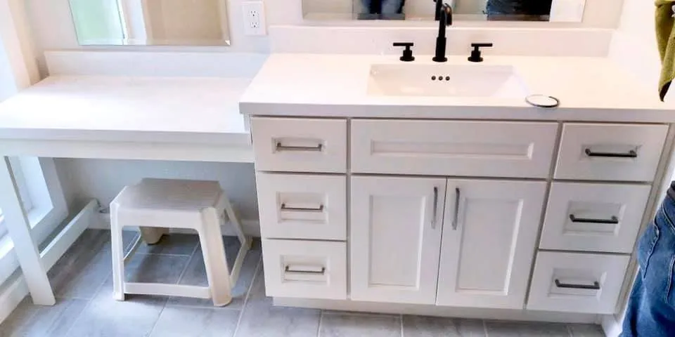 Professional electrician providing circuit breaker repair in , 