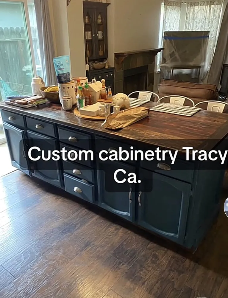 Emergency electrician providing circuit breaker repair in , 