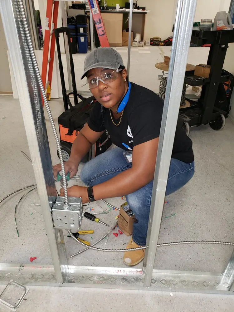 Licensed electrician providing emergency electrical service in , 