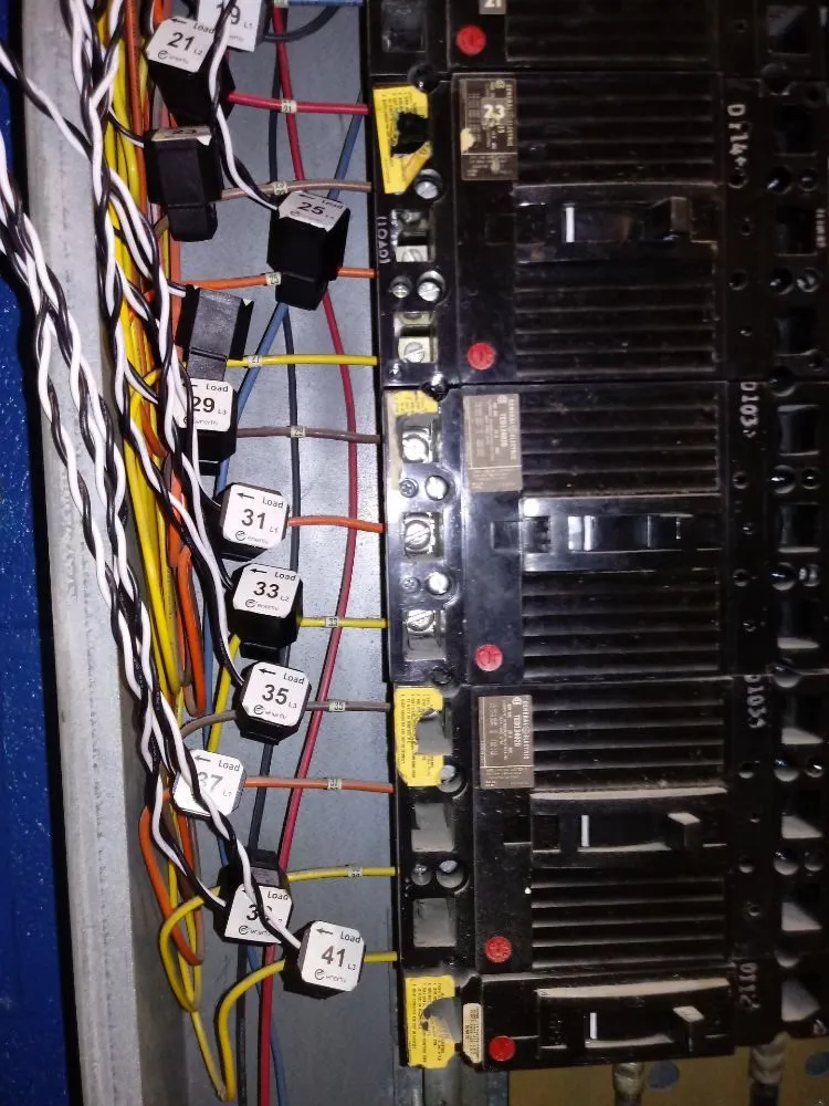 Professional electrician providing circuit breaker repair in Porter, TX - Janneth Electric