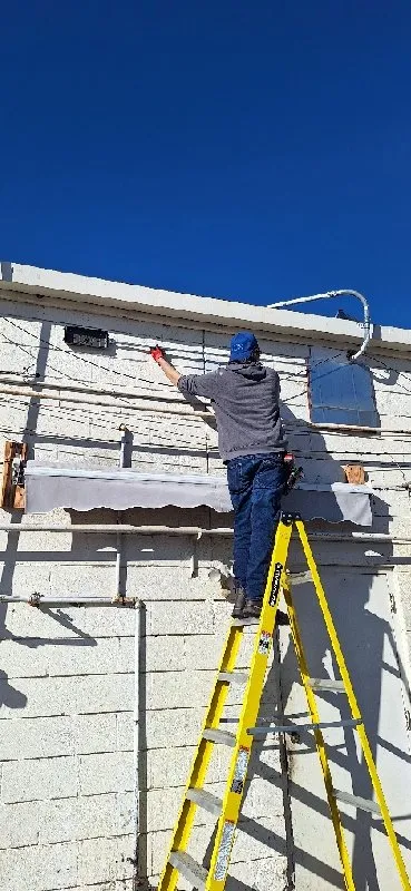 Licensed electrician providing circuit breaker repair in , 