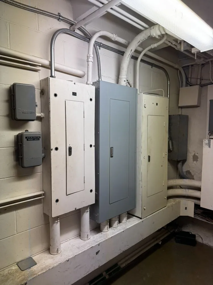 Expert electrician providing circuit breaker repair in Huntingdon Valley, PA - JCJ Electric