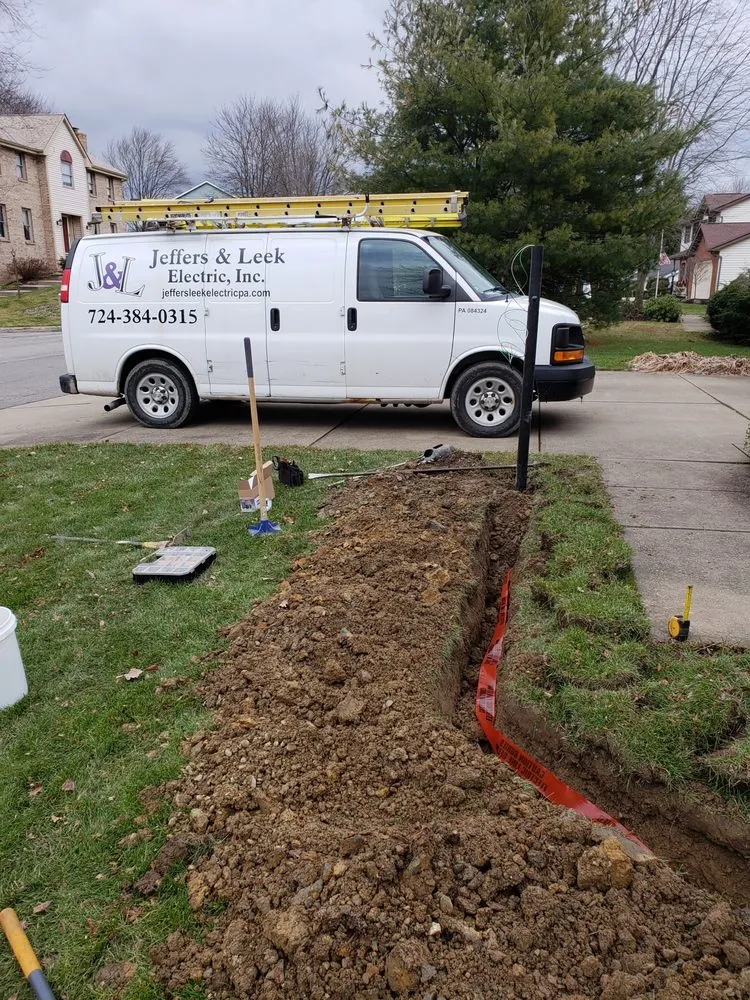 Licensed electrician providing electrical repair in , 