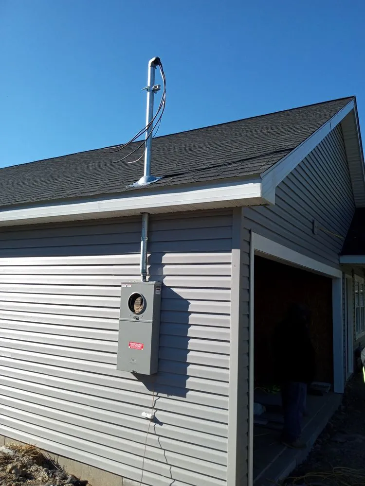 Expert electrician providing emergency electrical service in , 