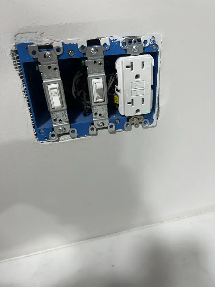 Slide of Jilmer Handy serves