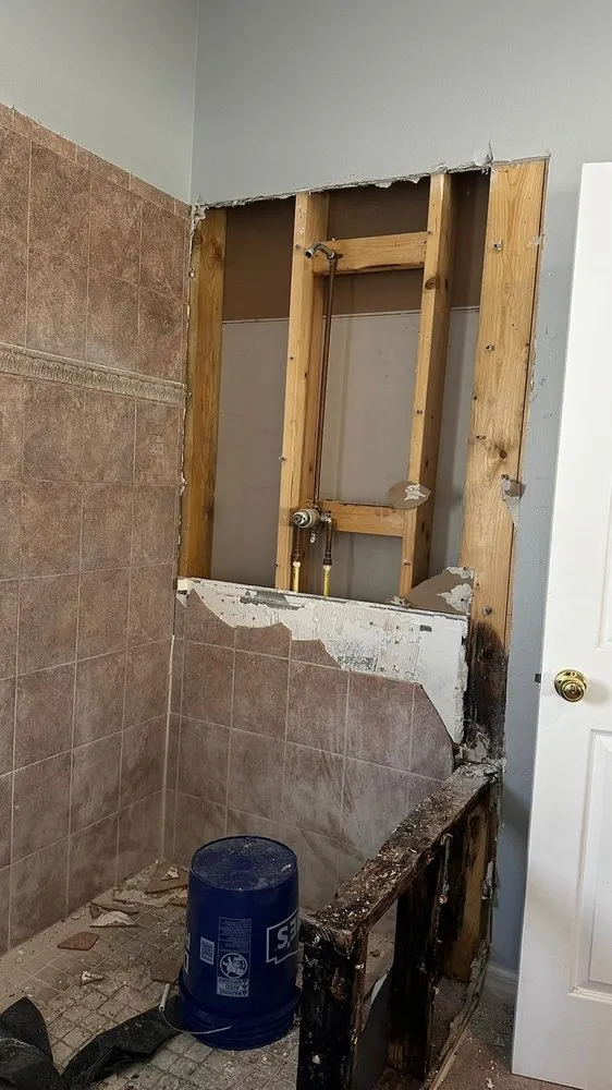 Reliable electrician providing emergency electrical service in , 