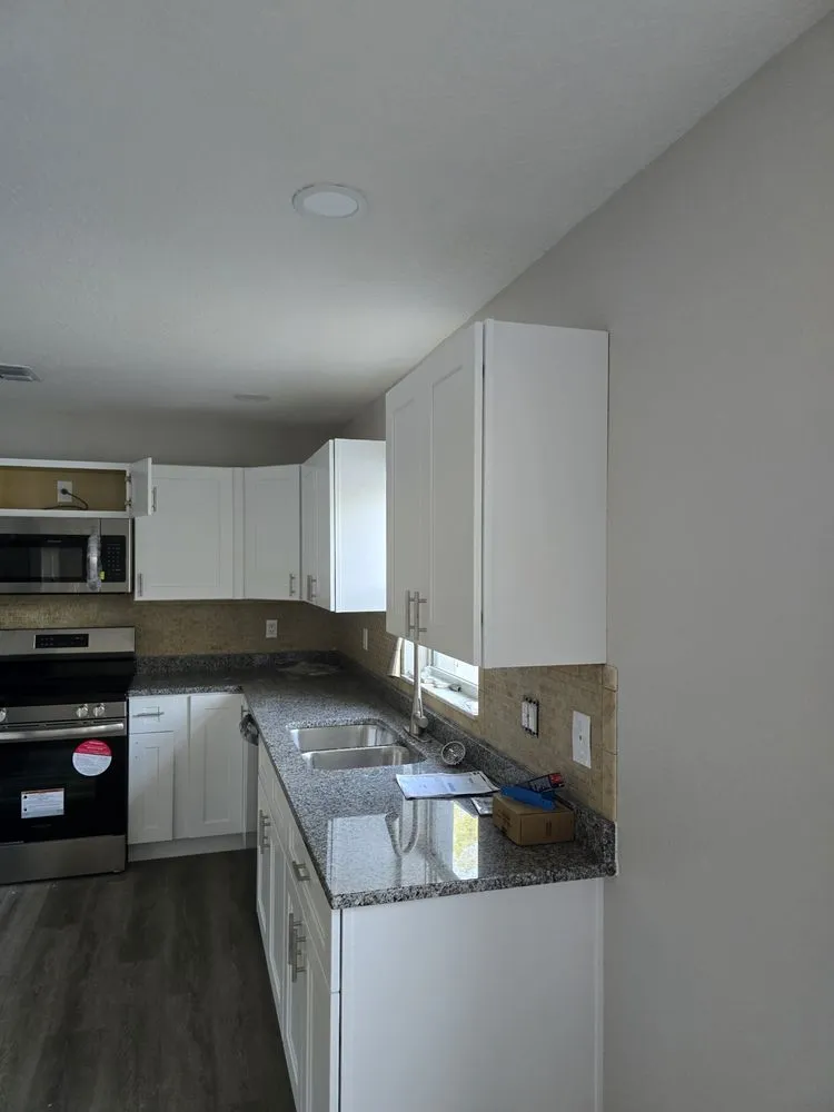 Licensed electrician providing circuit breaker repair in , 