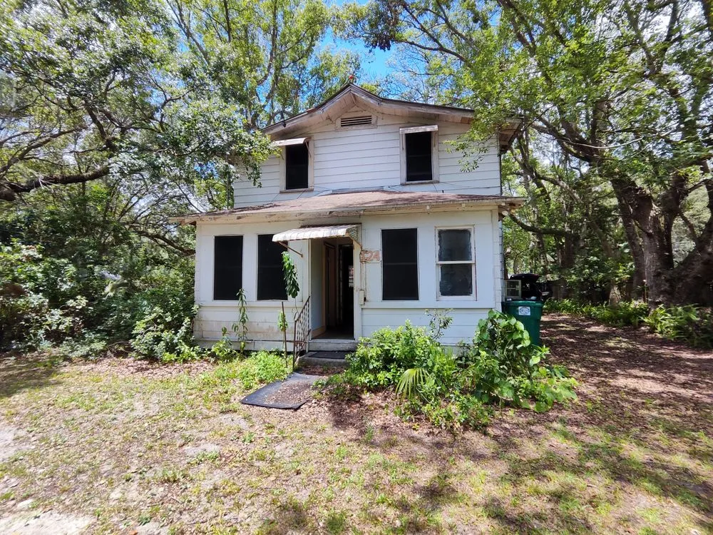 Emergency electrician providing electrical repair in , 