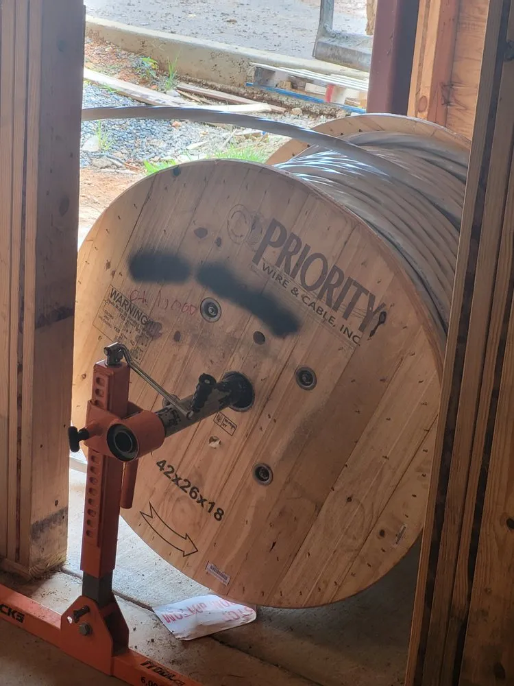 Emergency electrician providing outlet and switch repair in , 