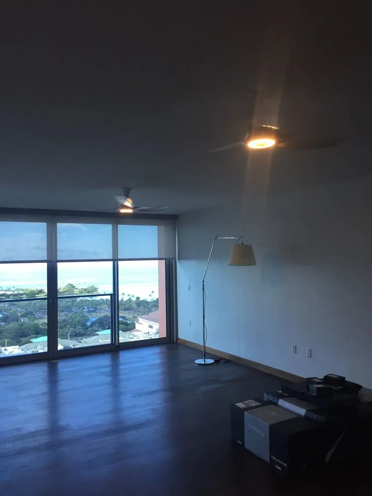 Licensed electrician providing circuit breaker repair in , 