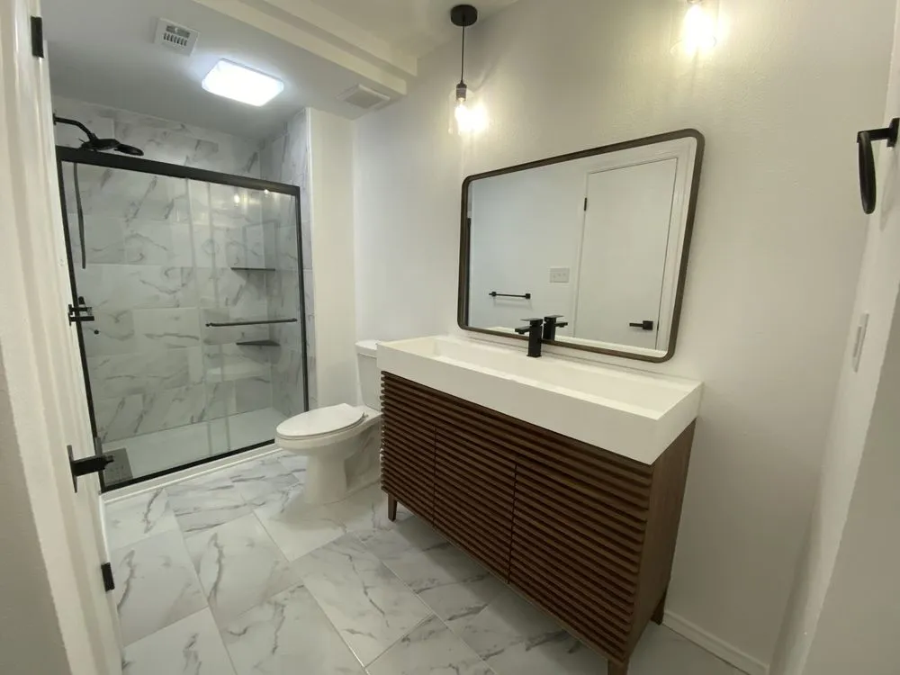 Licensed electrician providing emergency electrical service in , 