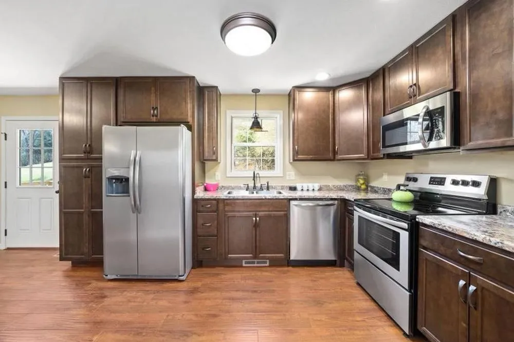 Slide of Jodi's Cabinets Sales