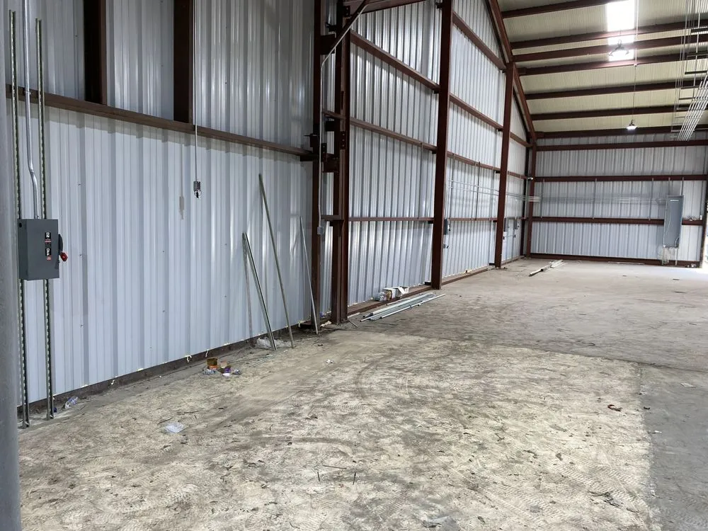 Emergency electrician providing electrical repair in , 