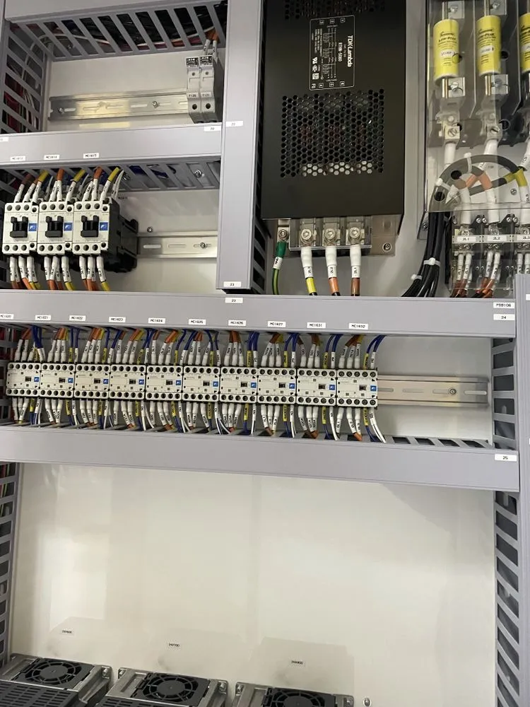 Certified electrician providing circuit breaker repair in , 