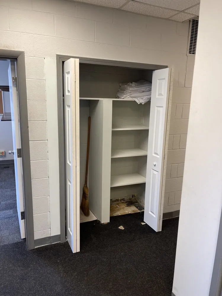 Licensed electrician providing electrical repair in , 