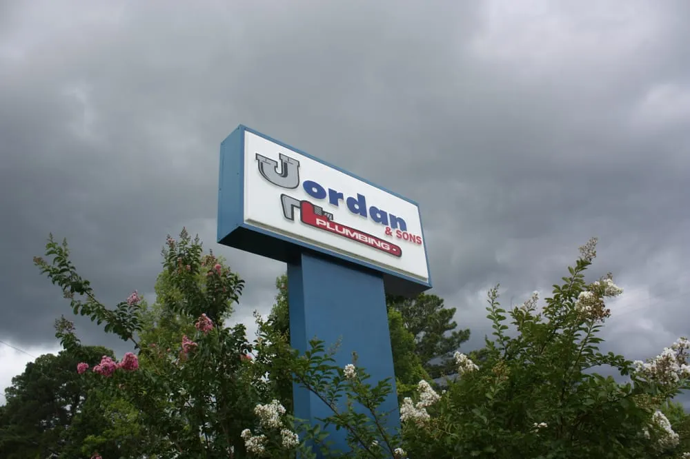 Emergency electrician providing emergency electrical service in , 