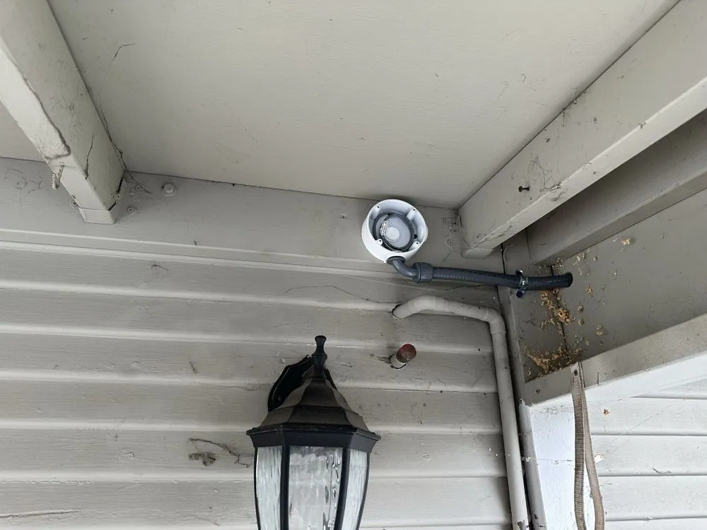 Professional electrician providing circuit breaker repair in , 