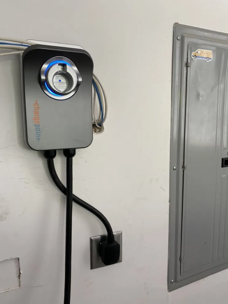 Certified electrician providing lighting installation in , 