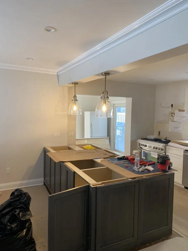 Expert electrician providing emergency electrical service in , 