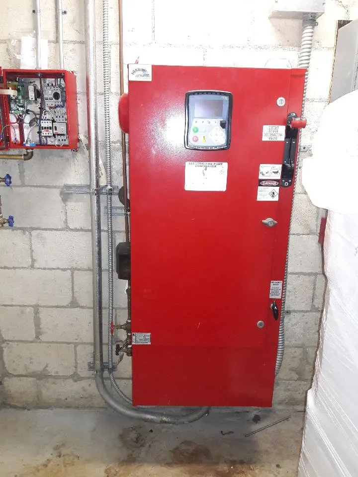 Licensed electrician providing circuit breaker repair in , 