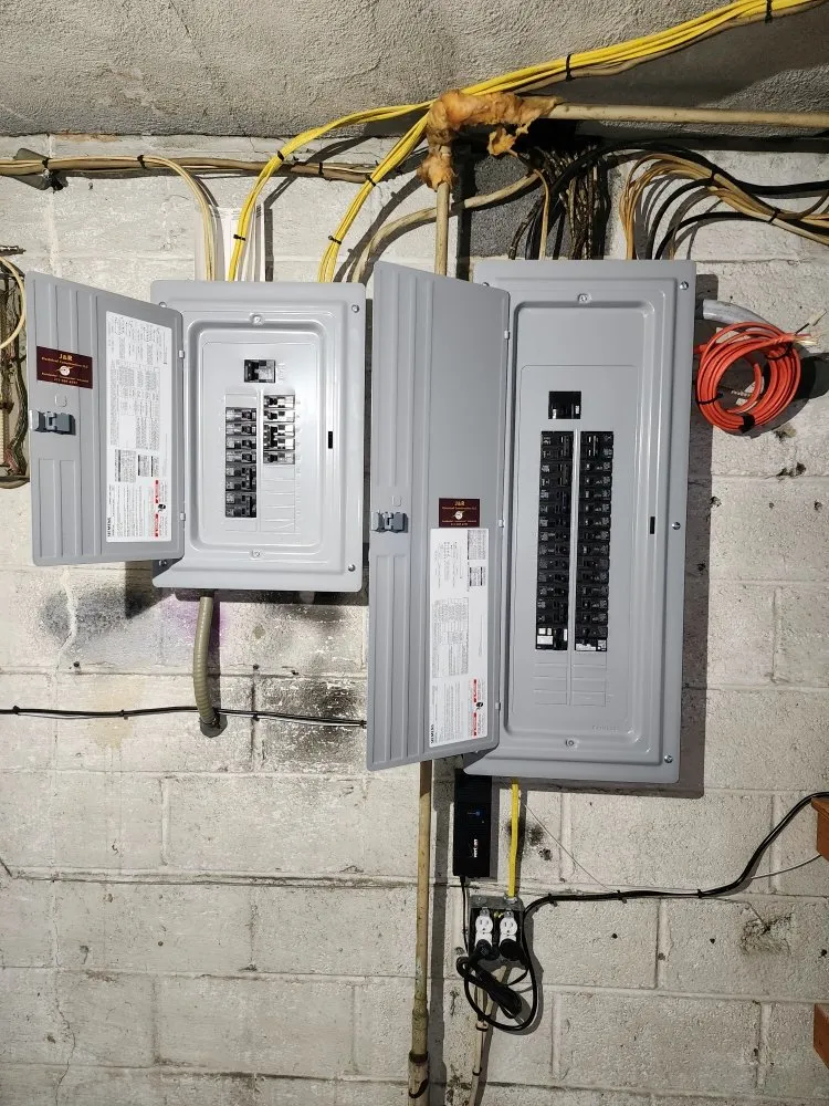 Emergency electrician providing circuit breaker repair in , 