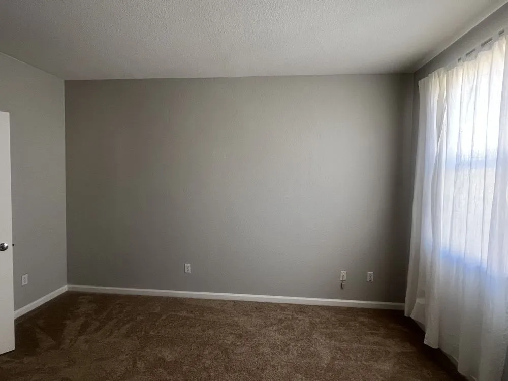 Certified electrician providing circuit breaker repair in , 