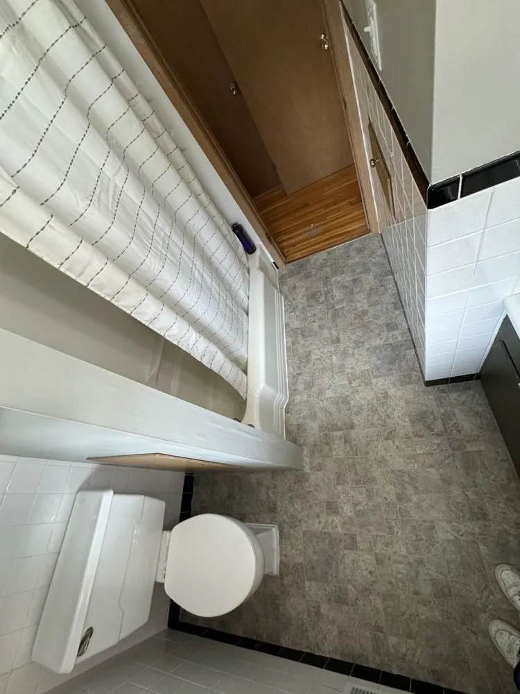 Slide of J’s Flooring