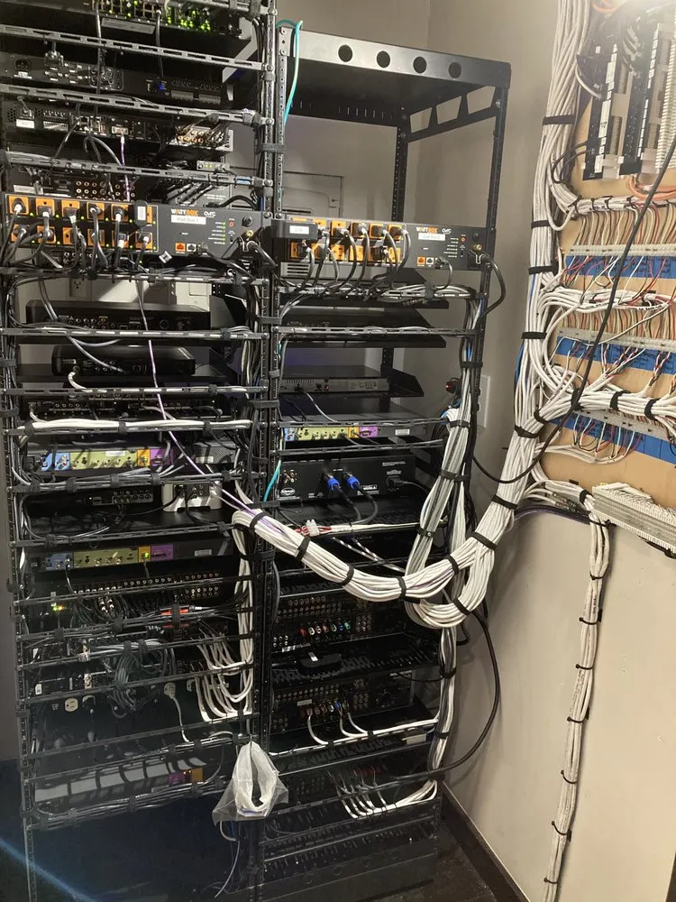 Emergency electrician providing emergency electrical service in , 