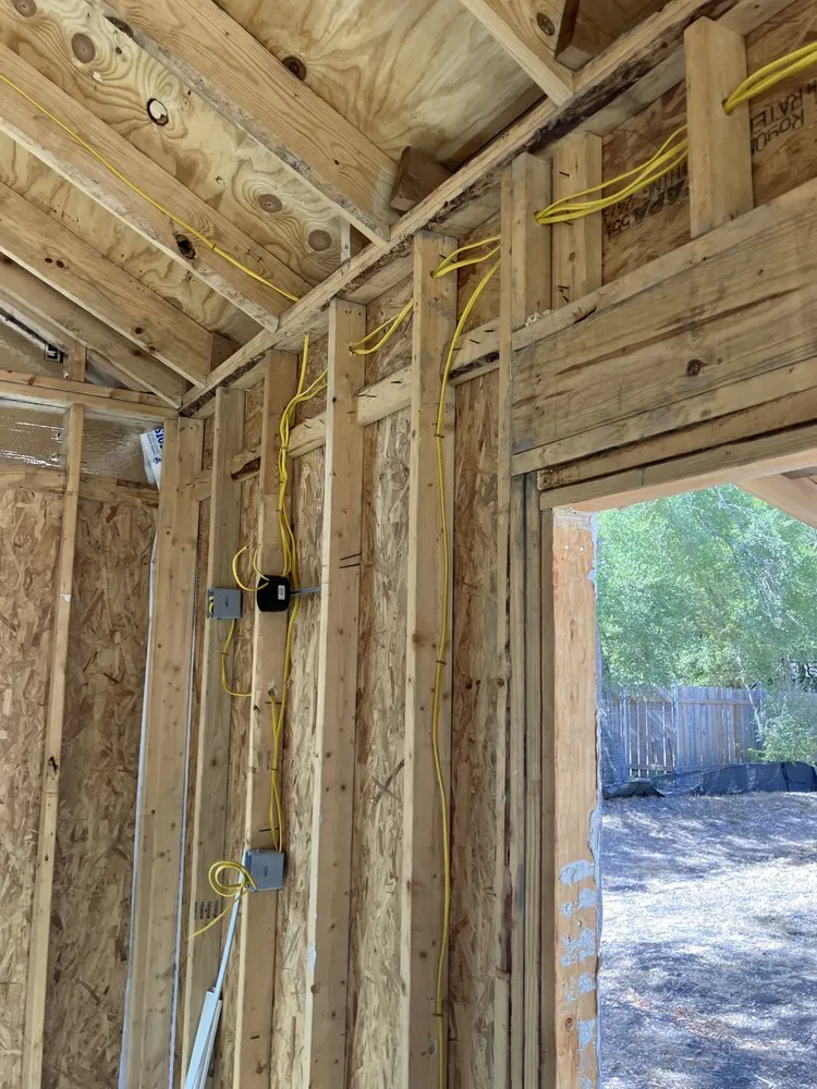 Emergency electrical service for homes in lighting installation, by