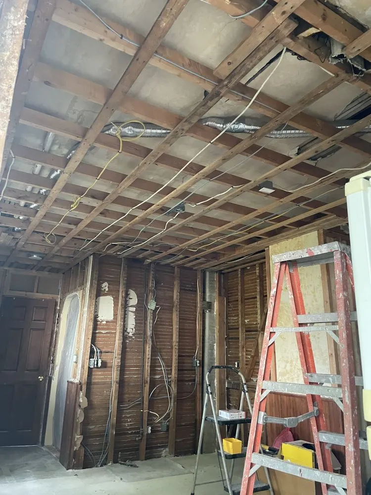 Emergency electrician providing lighting installation in ,