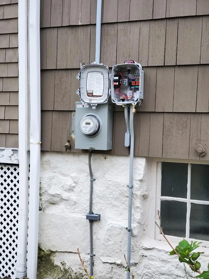 Emergency electrician providing electrical repair in , 