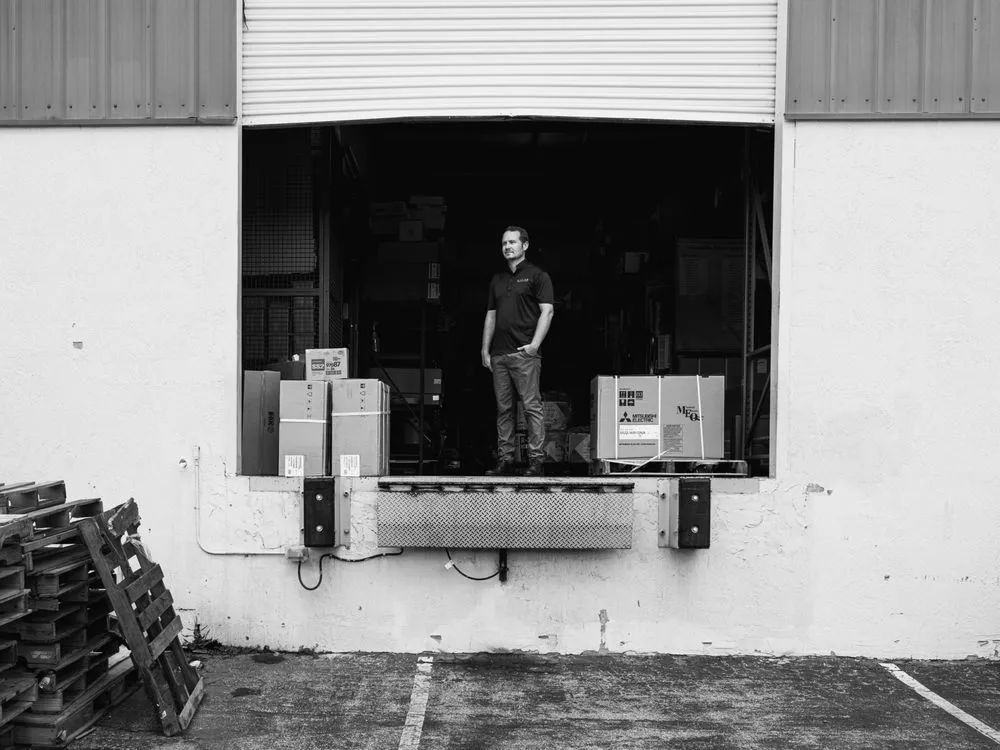 Licensed electrician providing emergency electrical service in , 