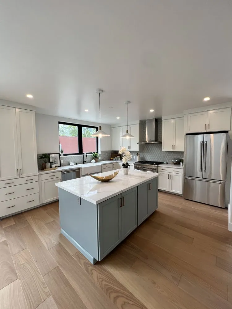 Affordable electrician providing emergency electrical service in , 