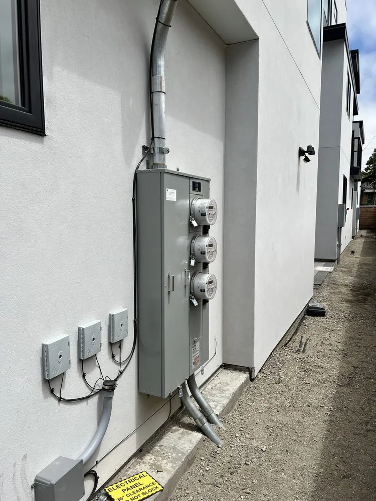 Trusted electrician providing emergency electrical service in , 