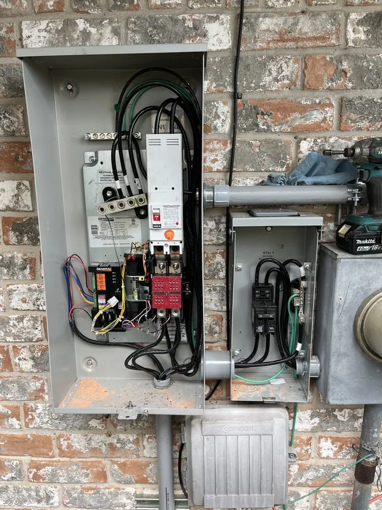 Certified electrician providing circuit breaker repair in , 