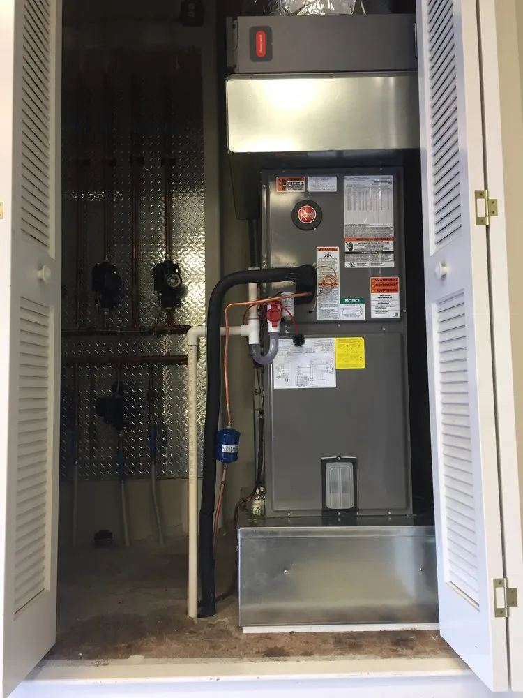 Affordable electrician providing emergency electrical service in ,