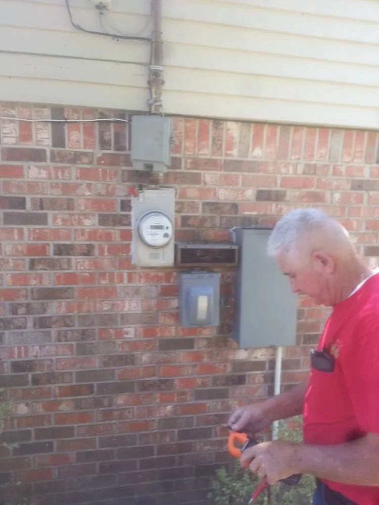 Emergency electrician providing electrical repair in , 