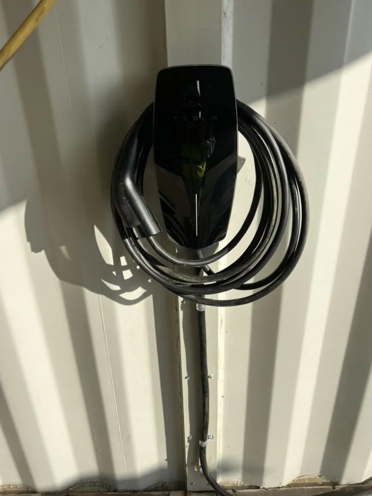 Emergency electrician providing electrical repair in , 