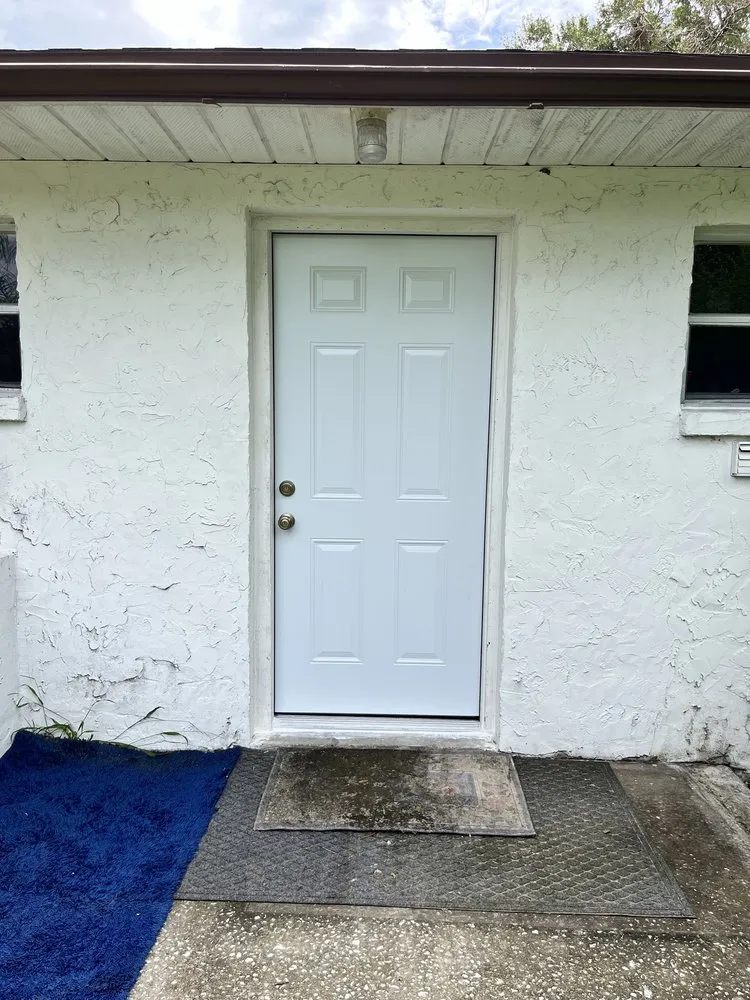 Expert electrician providing circuit breaker repair in ,