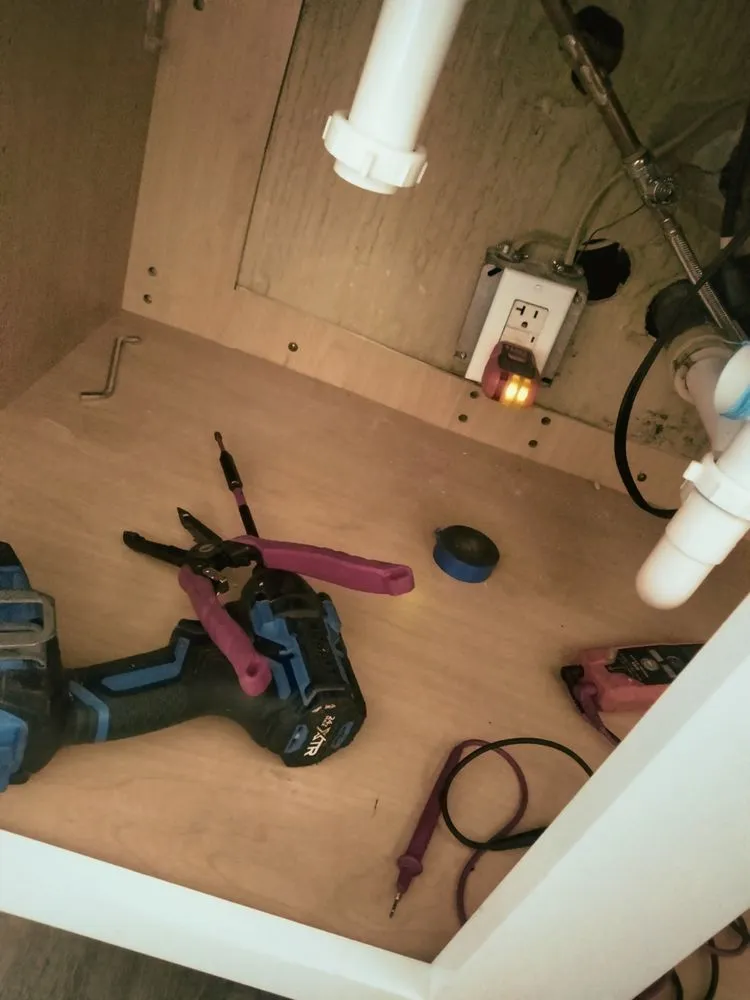 Trusted electrician providing panel upgrade in St. Louis, MO - Kings Family Services