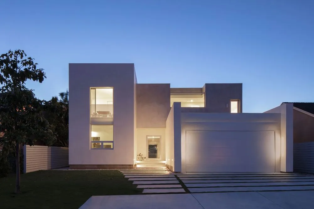 Certified electrician providing lighting installation in Reseda, CA - King's Power Electric