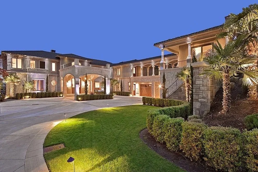 Professional electrical service for homes in lighting installation, by