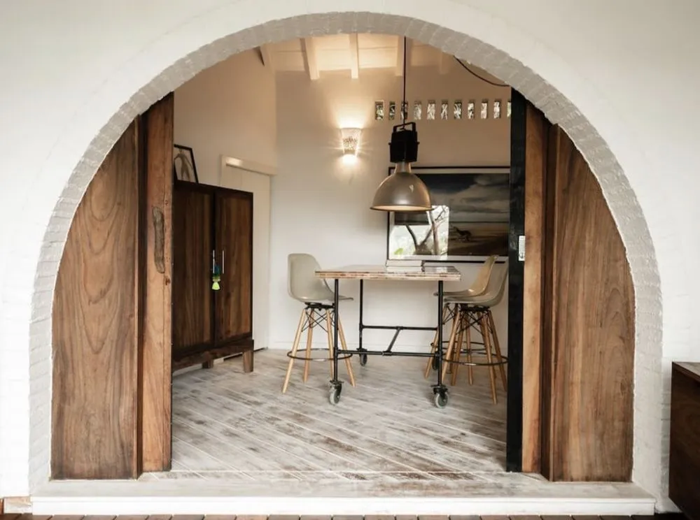 Expert electrician providing emergency electrical service in ,