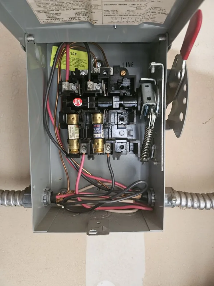 Affordable electrician providing circuit breaker repair in littleton, CO - Knight Electrical Inc - Electrician & Electrical Contractor