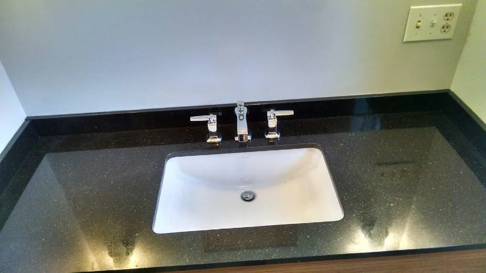 Emergency electrician providing electrical repair in , 